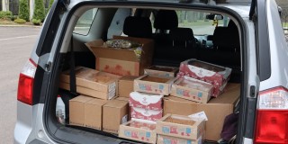 Сотрудники ТФОМС передали в центры временного размещения граждан из ЛНР и ДНР сладкие подарки для детей