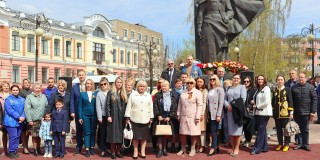 Руководство и работники ТФОМС Калужской области возложили цветы к памятнику фронтовым медсестрам